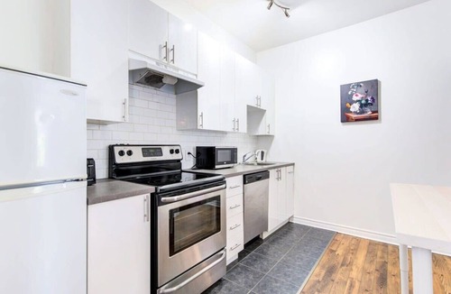 Plateau Mont Royal Apartment | Lively Mont Royal Group Stay Near Cafés & Shops