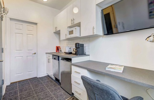 Plateau Mont Royal Apartment | Lively Mont Royal Group Stay Near Cafés & Shops