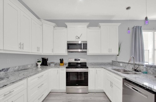Courier City - Oscawana Villa | Lively SoHo Luxury Townhome in Hyde Park!