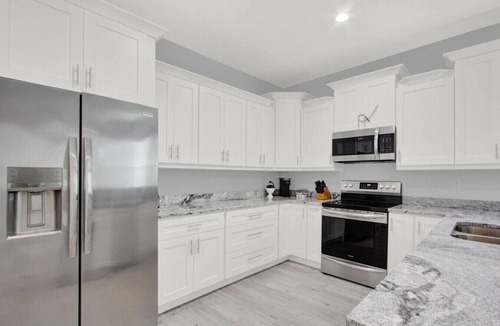 Courier City - Oscawana Villa | Lively SoHo Luxury Townhome in Hyde Park!