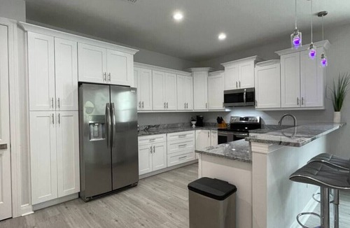 Courier City - Oscawana Villa | Lively SoHo Luxury Townhome in Hyde Park!