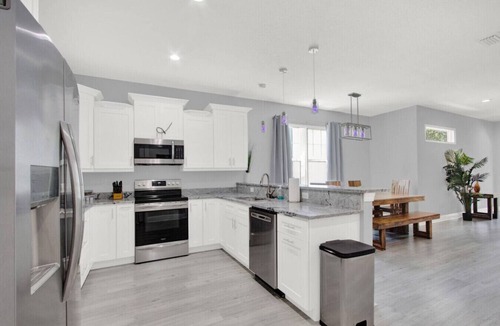 Courier City - Oscawana Villa | Lively SoHo Luxury Townhome in Hyde Park!