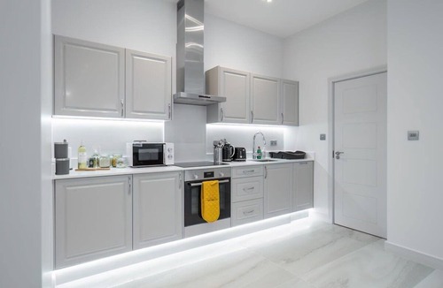 Didcot Apartment | LiveStay - Modern Apartment in Didcot*3