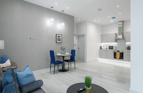 Didcot Apartment | LiveStay - Modern Apartment in Didcot*3