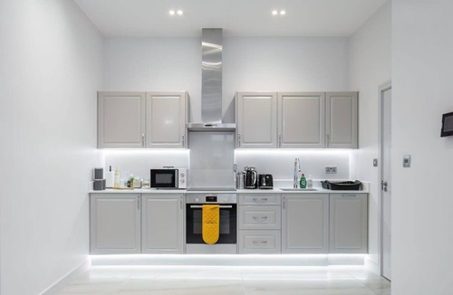 Didcot Apartment | LiveStay - Modern Apartment in Didcot*3