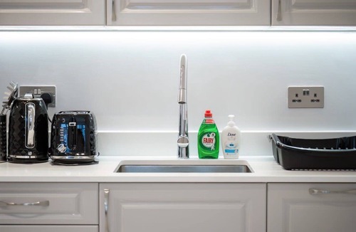 Didcot Apartment | LiveStay - Modern Apartment in Didcot*3