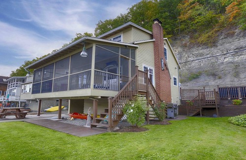 Holcomb Cottage | Livin' on the Edge: Spectacular Waterfront Property