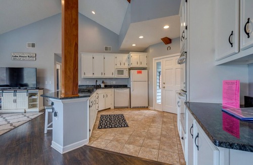 Moneta House | Livin the Lake Dream- Family- friendly- firepit, ping-pong, corn-hole & more.