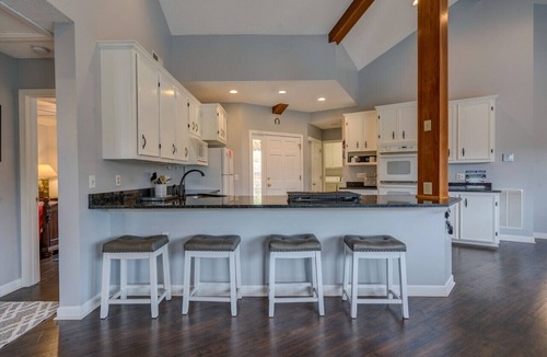 Moneta House | Livin the Lake Dream- Family- friendly- firepit, ping-pong, corn-hole & more.