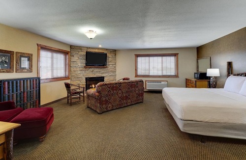 Galena Hotel | Living Room, Dry Bar, Fireplace, Theme Suite, Stoney Creek Galena