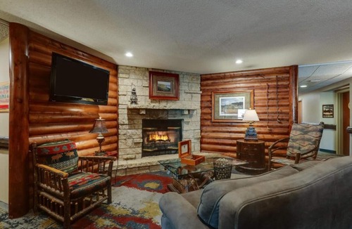 Galena Hotel | Living Room, Dry Bar, Fireplace, Theme Suite, Stoney Creek Galena