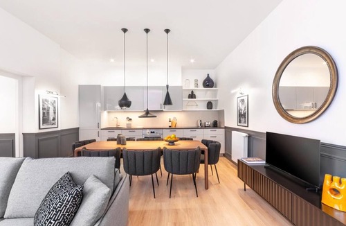 Vivienne Apartment | LivinParis | Luxury AC 3 Bedrooms Le Louvre I