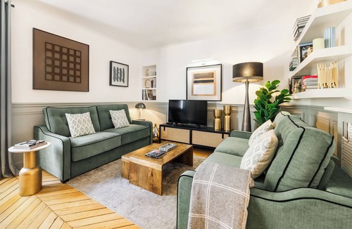 Quartier de Rochechouart Apartment | LivinParis | Luxury AC 4 Bedrooms Opera Lafayette IV