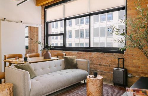 West Loop Gate Apartment | LIVN West Loop Chicago 2 BR City View