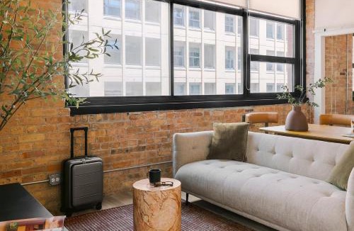 West Loop Gate Apartment | LIVN West Loop Chicago 2 BR City View
