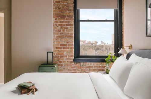 West Loop Gate Apartment | LIVN West Loop Chicago 2 BR City View