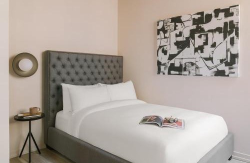 West Loop Gate Apartment | LIVN West Loop Chicago 2 BR City View