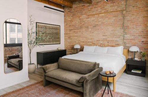 West Loop Gate Apartment | LIVN West Loop Chicago King Studio