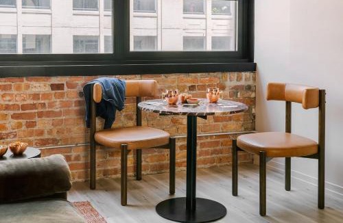 West Loop Gate Apartment | LIVN West Loop Chicago King Studio
