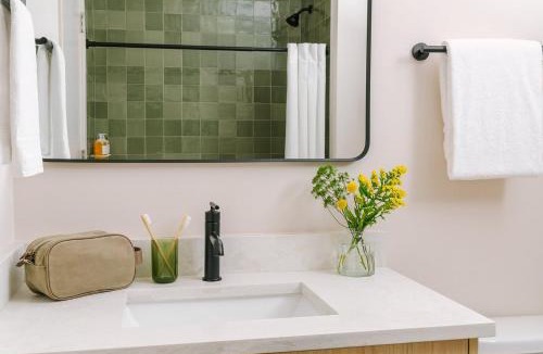West Loop Gate Apartment | LIVN West Loop Chicago King Studio