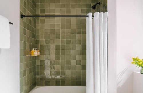 West Loop Gate Apartment | LIVN West Loop Chicago King Studio