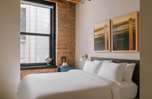 West Loop Gate Apartment | LIVN West Loop Chicago Queen Superior Studio