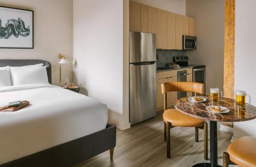 West Loop Gate Apartment | LIVN West Loop Chicago Queen Superior Studio