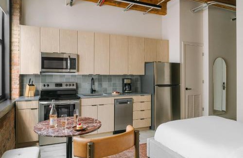 West Loop Gate Apartment | LIVN West Loop Chicago Queen Superior Studio