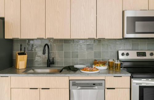 West Loop Gate Apartment | LIVN West Loop Chicago Queen Superior Studio