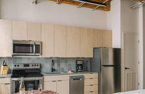 West Loop Gate Apartment | LIVN West Loop Chicago King Studio