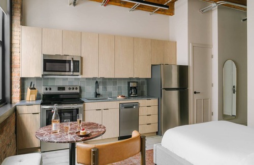 West Loop Gate Apartment | LIVN West Loop Chicago Classic Queen Studio