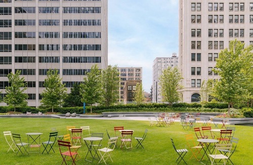 West Loop Gate Apartment | LIVN West Loop Chicago Classic Queen Studio