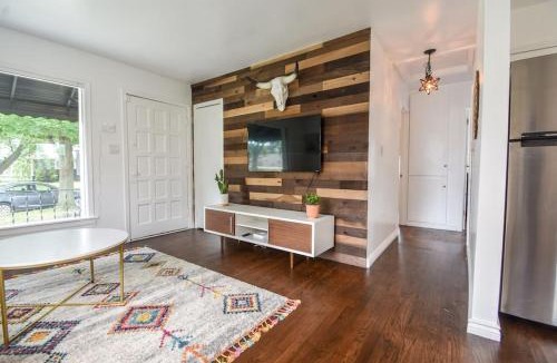 Hazel Park House | Llamaste in Hazel Park w Fenced Backyard for Pets