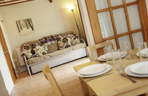 Crynant House | Llethryd Farm Cottage Two