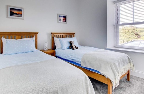 Gorslas House | Llety Celyn - The Hollies