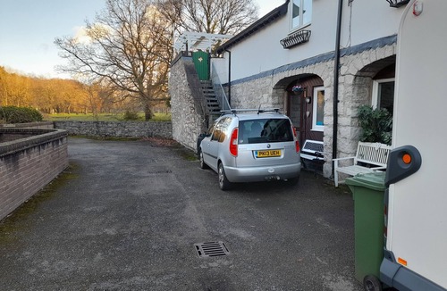 Ruthin Apartment | LLETY MAES FFYNNON [ Rhuthun waterside apartment]