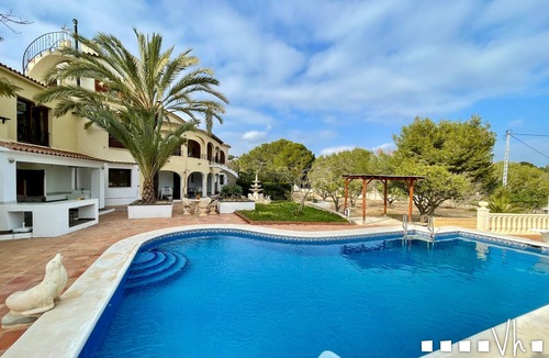 Urbanitzacio la Fustera Villa | LLOBELLA - Large villa on the sea front.