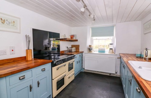 Newcastle Emlyn Cottage | Llwyncadfor Farm