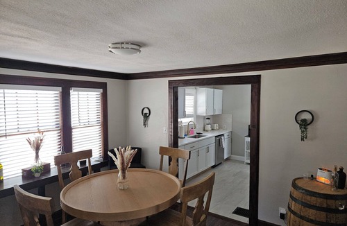 Rosedale House | LnL KC Retreat -Sleeps 5- Parking-Wifi