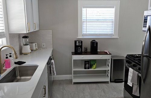 Rosedale House | LnL KC Retreat -Sleeps 5- Parking-Wifi