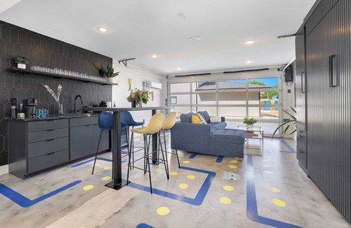 Downtown House | Local @ B - Urban Art Townhouse