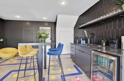Downtown House | Local @ B - Urban Art Townhouse