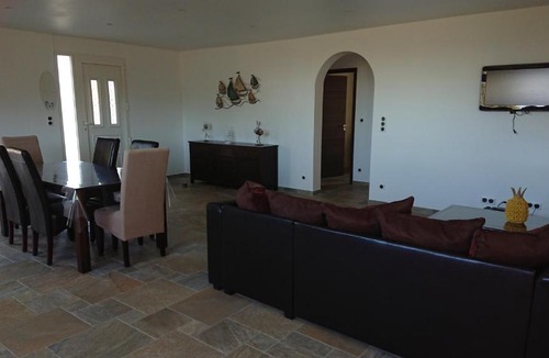 Marine de Davia Villa | LOCANOMA