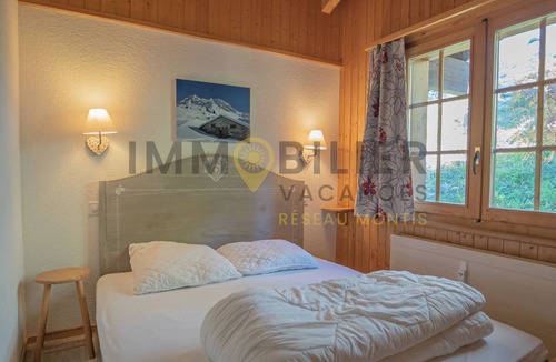 St. Luc Apartment | Located at the entrance to the village, right next to the shuttle bus stop and the supermarket, this