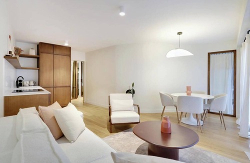 Quartier de l'Ecole-Militaire Apartment | LOCATED BETWEEN INVALIDES AND SAINT-GERMAIN-DES-PRÉS - RUE DE SÈVRES – 2 BEDROOM