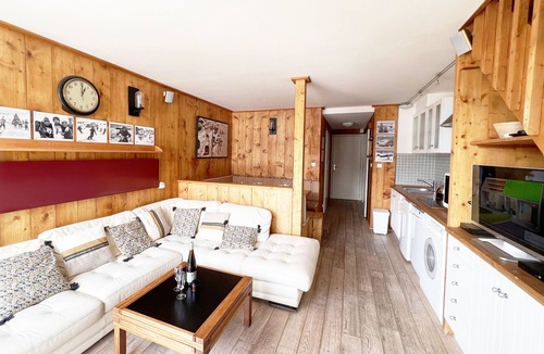 Val-Thorens Apartment | Located in the middle of the ski resort and shops. At the foot of the ski tracks