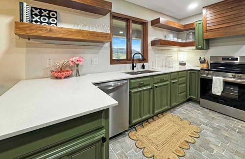 Lone Rock House | Located next to the river Great for Trout Fishing
