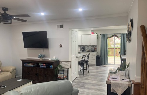 Elizabethtown House | Located right at the center of Elizabethtown , Lancaster, York and Hershey park.