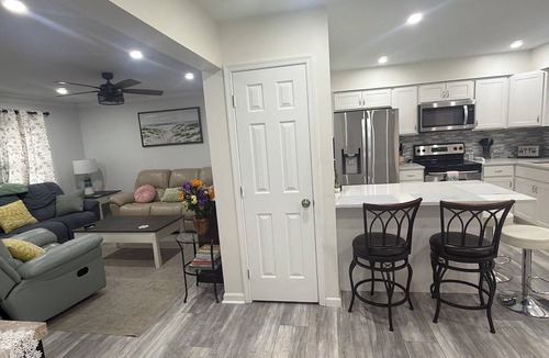 Elizabethtown House | Located right at the center of Elizabethtown , Lancaster, York and Hershey park.