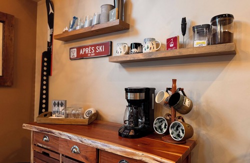 Hunter House | Located within 10 minutes from both Windham Mountain and Hunter Mountain!